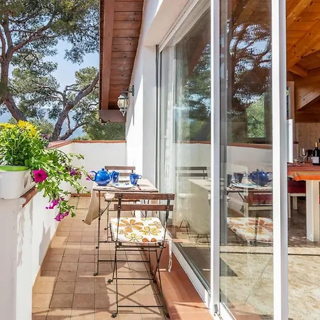 2 Bedroom Beach Front Apartment In Andora